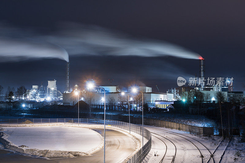 工厂烟囱冒烟的夜景