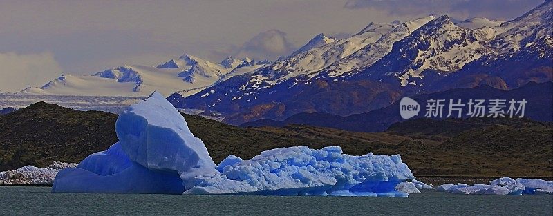 漂浮在阿根廷湖上的冰山和阿普萨拉冰川附近的浮冰-巴塔哥尼亚