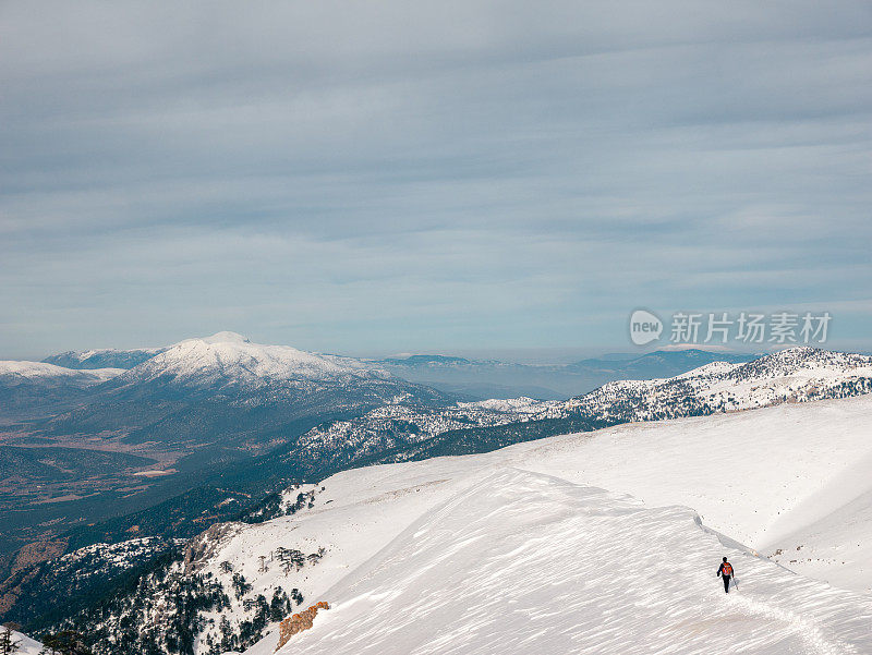 登山者冬天在攀登高海拔的山峰