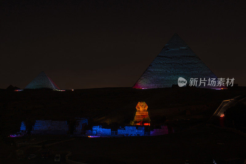 开罗吉萨的夜鹰和金字塔。