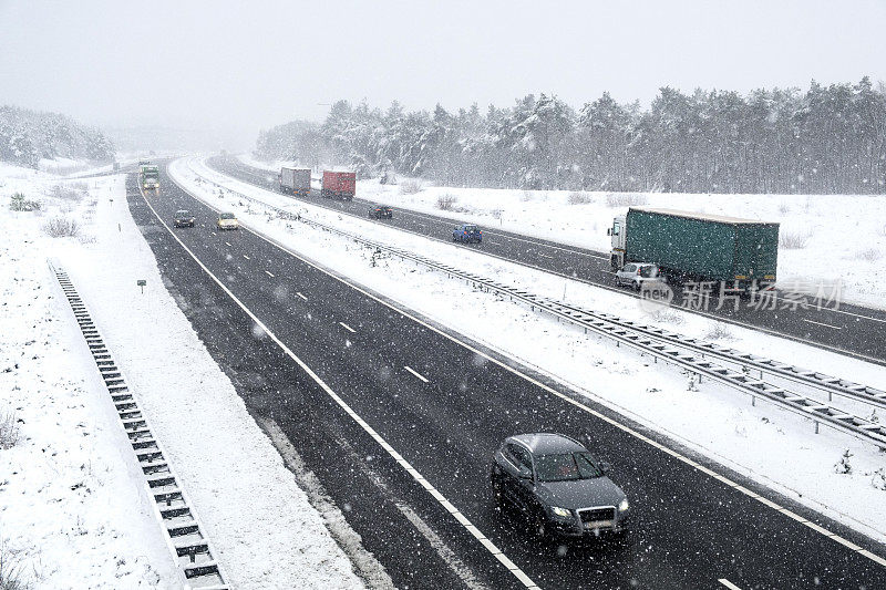 冬季暴风雪期间高速公路上的交通