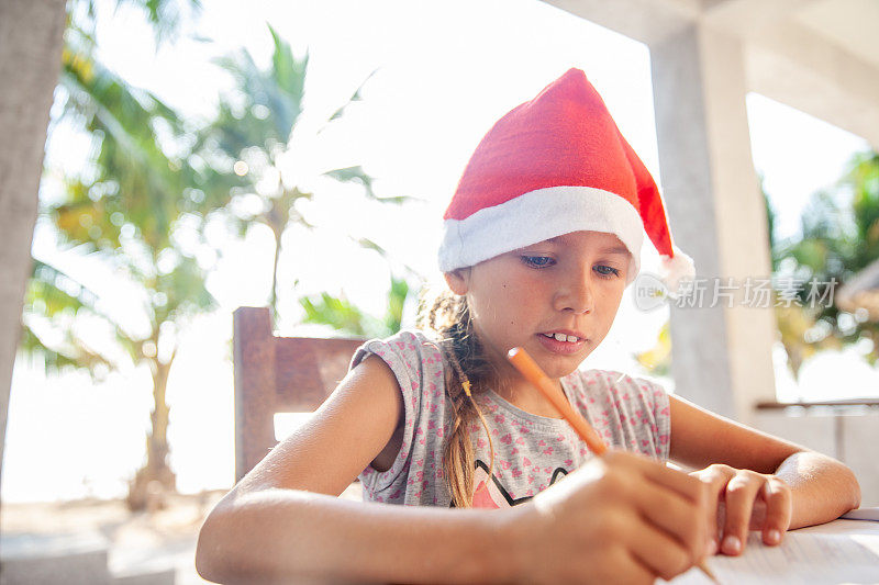 小女孩在给圣诞老人写信