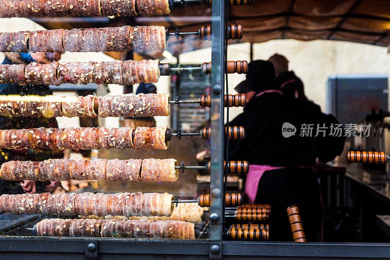 匈牙利甜食Kürtőskalács在食品市场烹饪