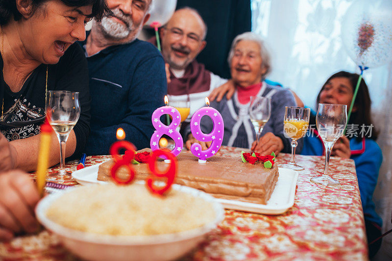 是庆祝的时候了。奶奶庆祝她的89岁生日!