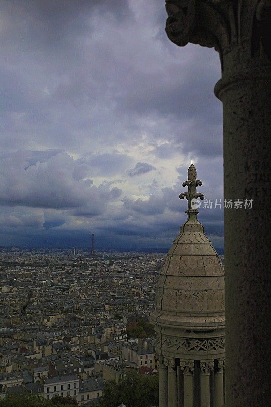 法国巴黎，从蒙马特上空俯瞰埃菲尔铁塔