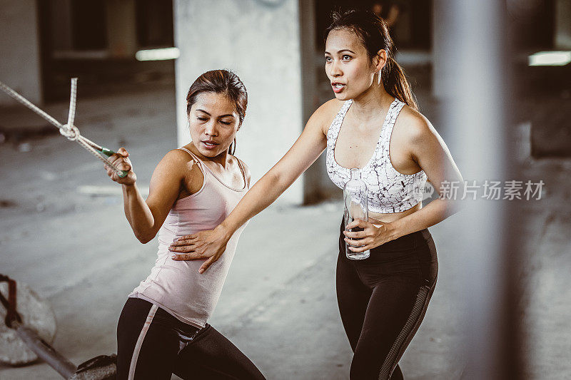 年轻教练指导女性如何锻炼