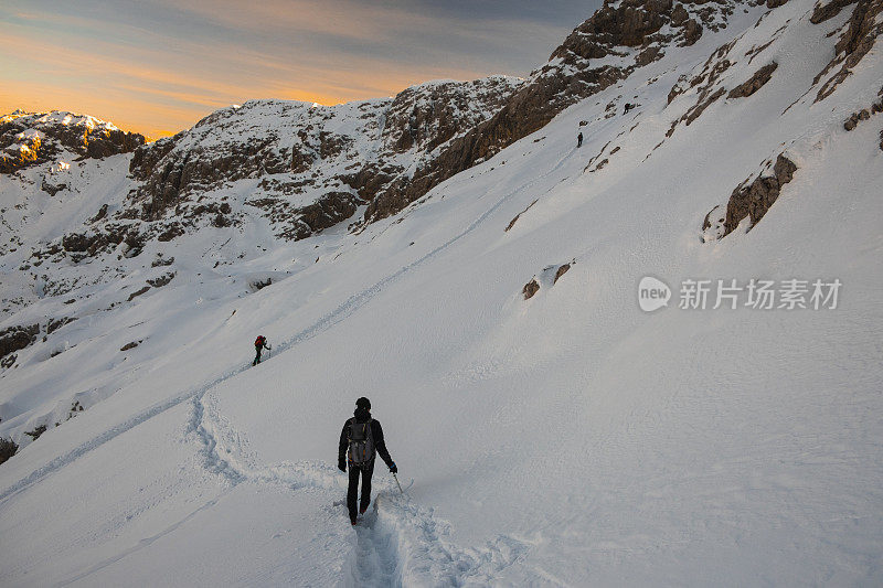 登山运动员在雪山上行走