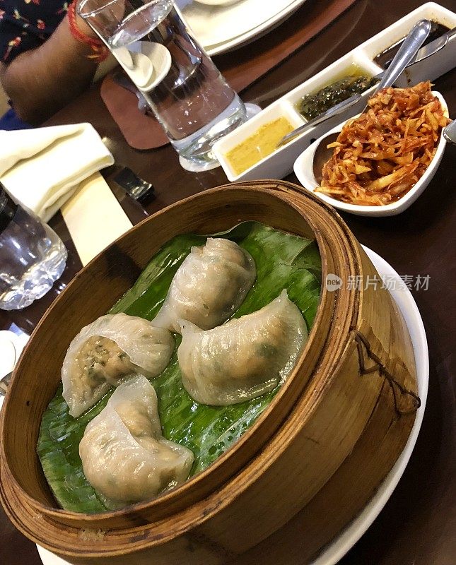 虾饺的形象在馄饨皮，竹蒸笼在香蕉叶，中餐馆餐