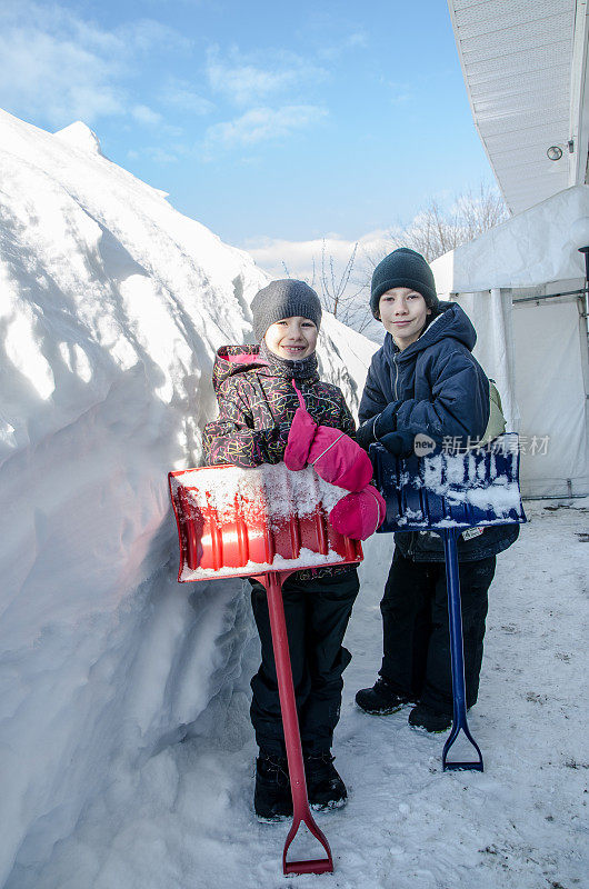 孩子们在铲雪后休息