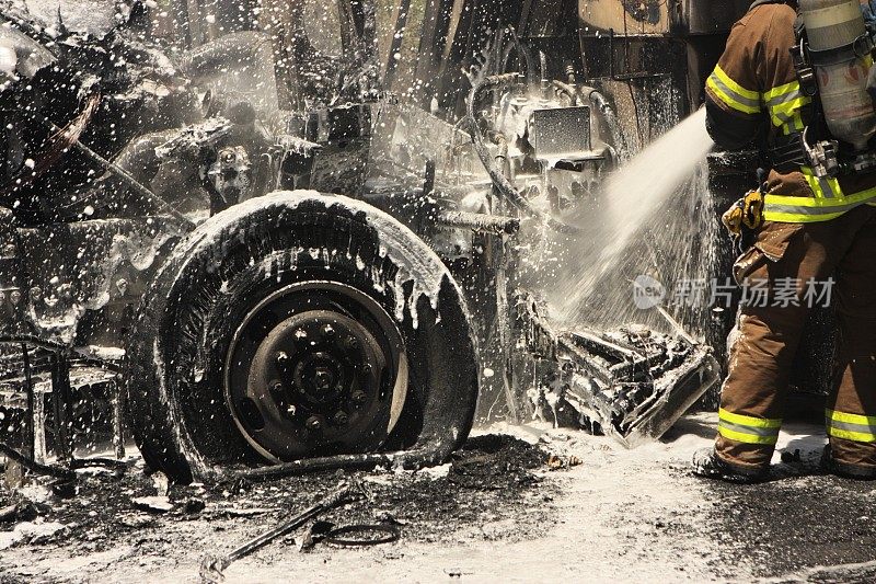 消防队员正在扑灭燃烧的卡车