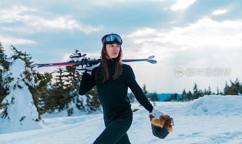 美丽的女人在山上滑雪