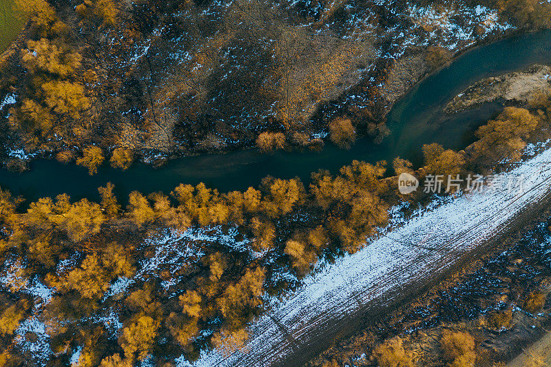 冬季河流鸟瞰图