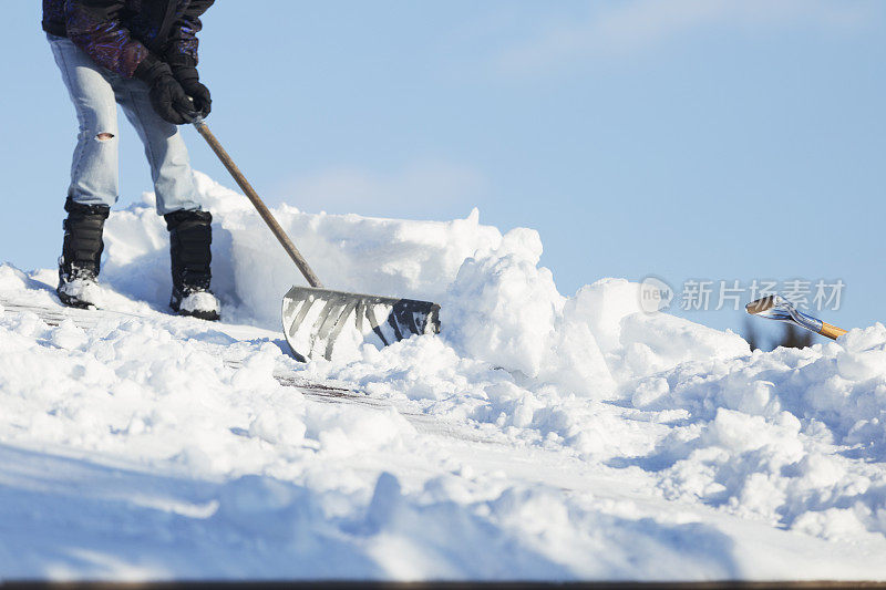 从屋顶上铲雪