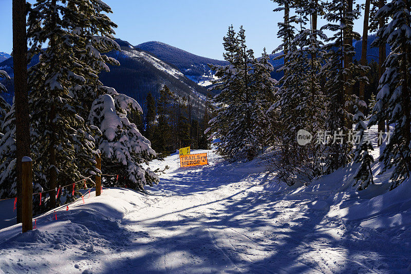 滑雪道合并标志在阳光灿烂的一天Vail