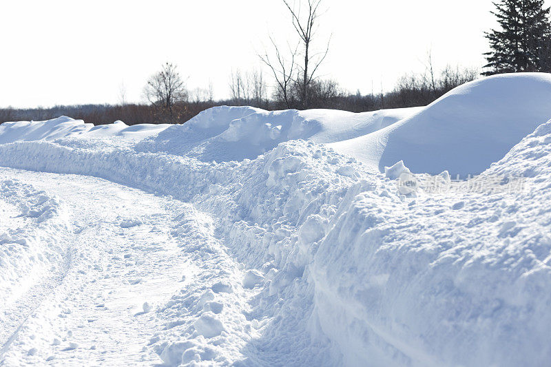 空雪覆盖的乡村路