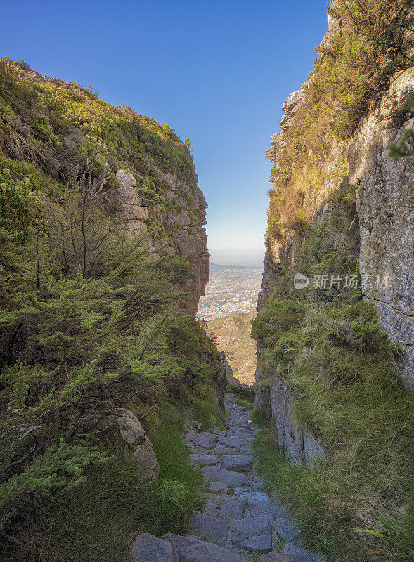 普拉特克利普峡谷徒步旅行路线从桌山的顶部