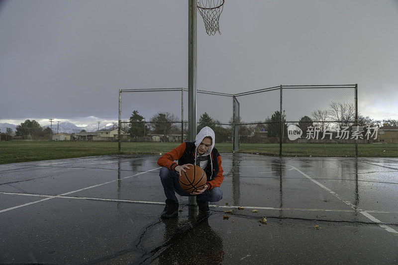 一个少年在打篮球