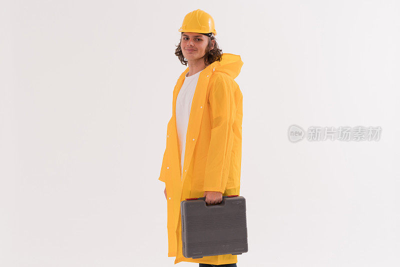 年轻的建筑工人穿着雨衣