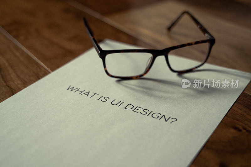 什么是印在纸上的UI设计文字标题突出在胡桃木地板上