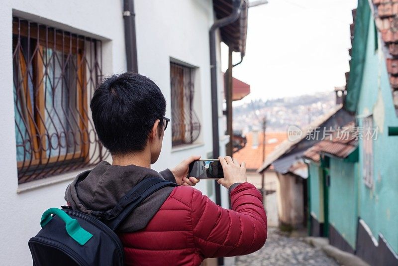 旅行者在为他的目的地拍照