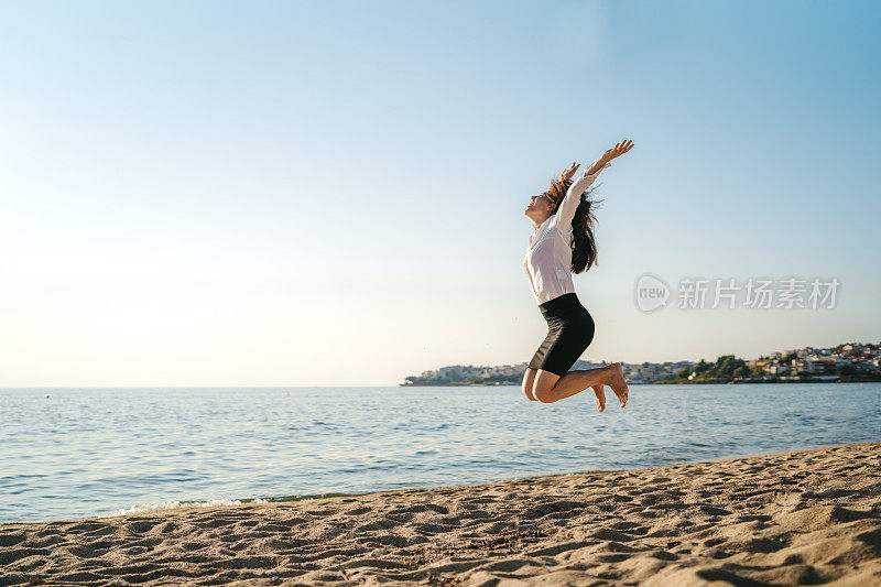 在海滩上欢呼雀跃