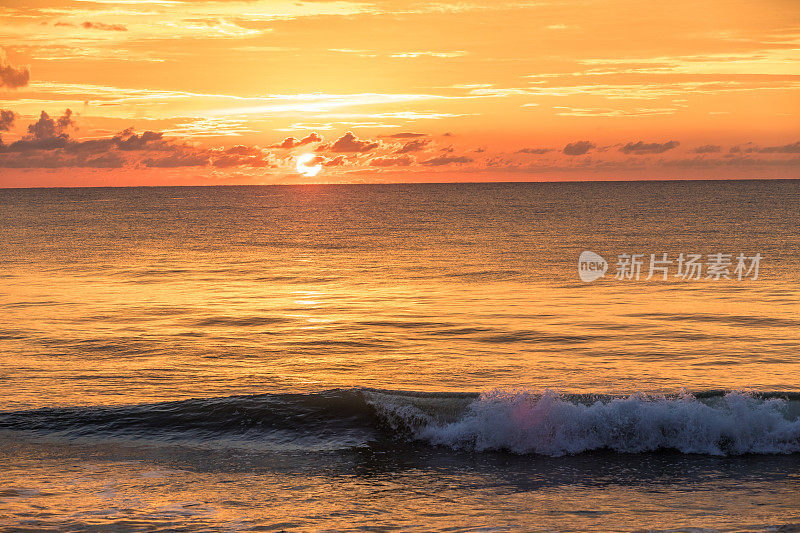 美丽的海上日落