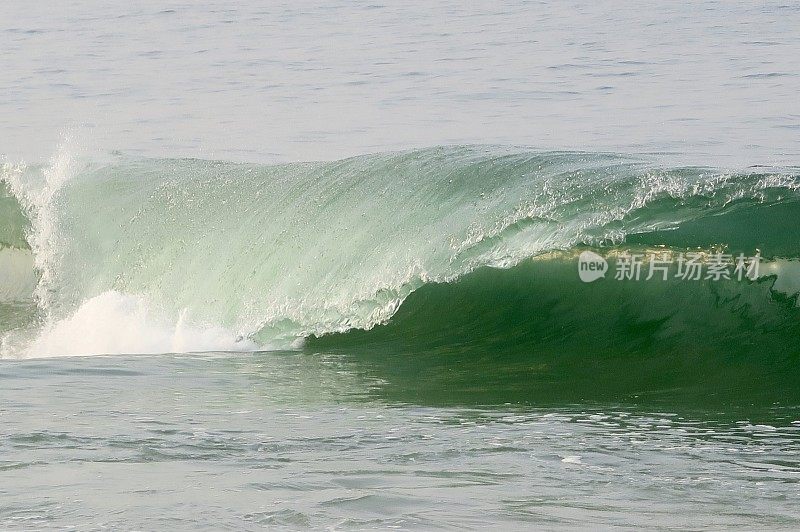 阿拉伯海浪打破喀拉拉邦，马拉巴尔海岸线，印度，与飞溅的海泡沫和水滴