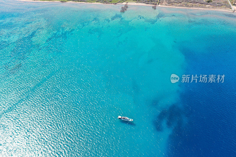 美丽的伊塞克湖鸟瞰图。吉尔吉斯斯坦著名的地方。旅游的概念