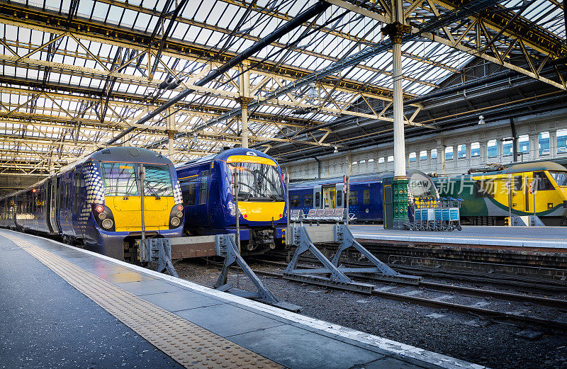 苏格兰爱丁堡韦弗利站的火车