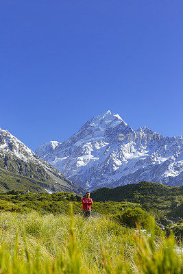 新西兰库克山:在库克山徒步旅行的旅行者