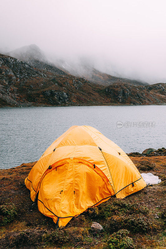 帐篷在山上的湖边