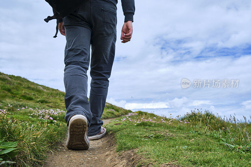 6月的一天，康沃尔郡庞特纽基的一名男子沿着西南海岸步道行走。