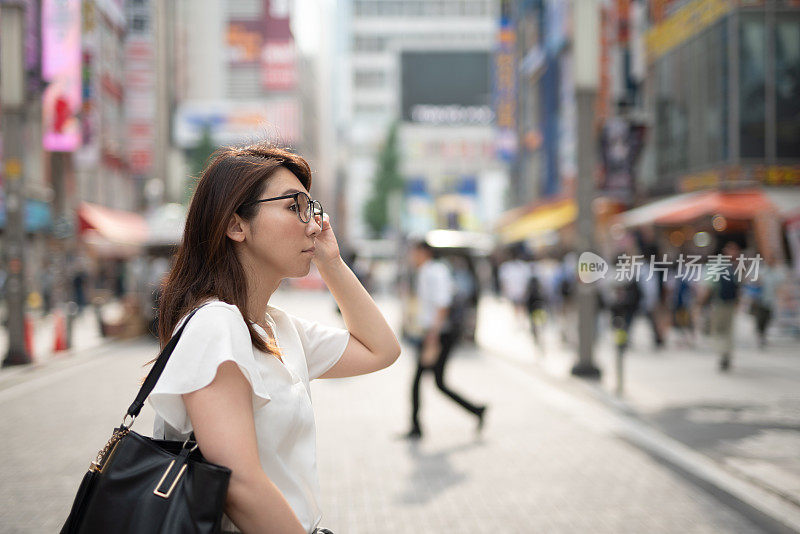 秋叶原大街上的一名极客女子