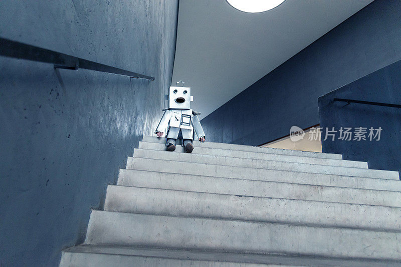 坐在楼梯上的自制机器人-人工智能概念