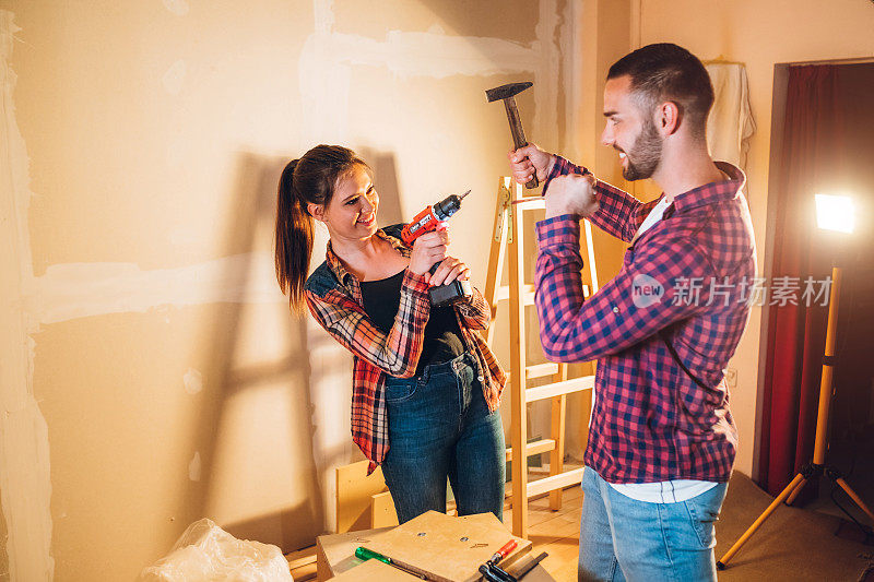 一对年轻夫妇正在装修他们的新家