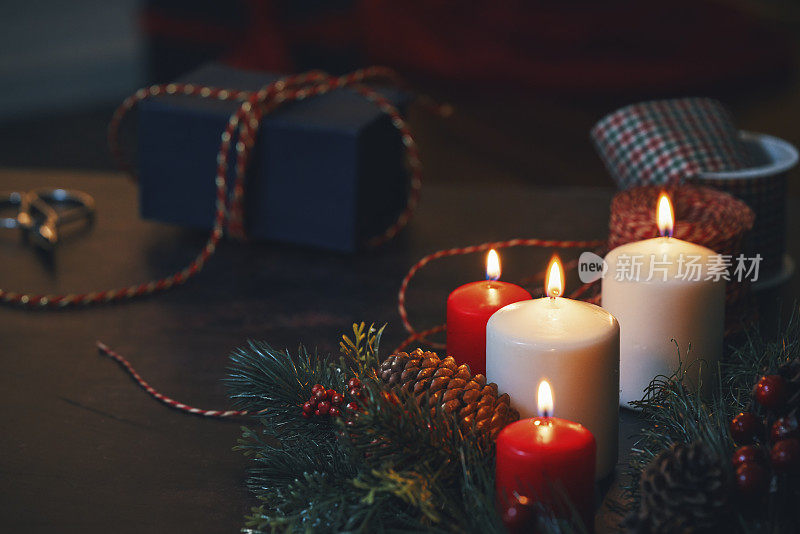 圣诞节装饰与装饰品和蜡烛