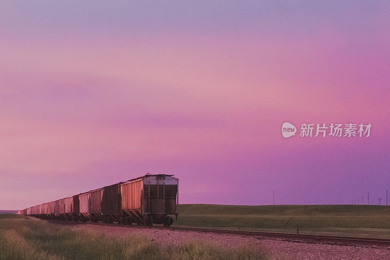 粉色和紫色梦幻天空下的火车和轨道