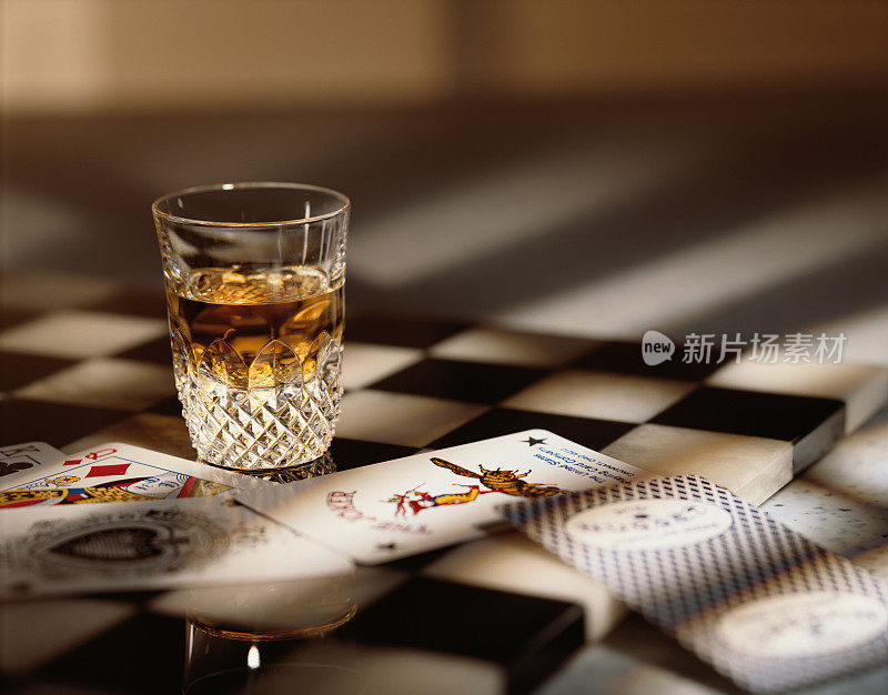 在棋盘上玩着纸牌，喝着威士忌