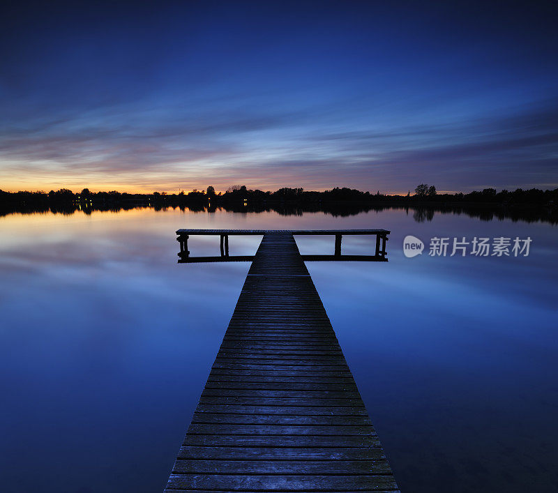 日落后的湖与木板路码头，长时间曝光