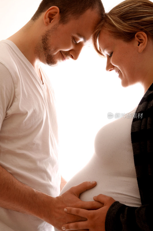 年轻夫妇喜悦地拥抱即将到来的怀孕
