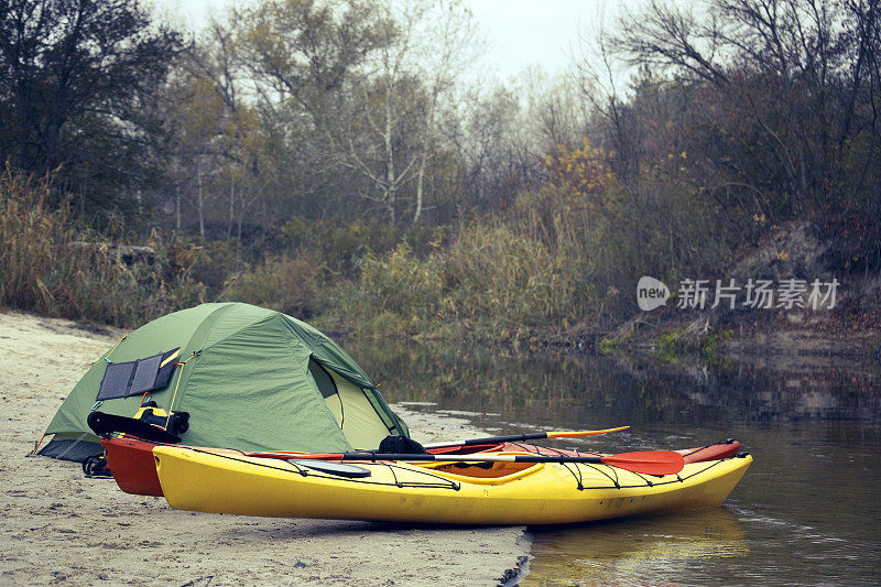 在河岸上划皮艇露营。