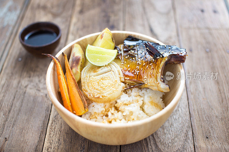 烤鲭鱼配米饭