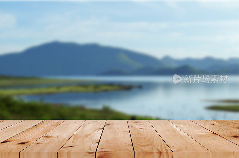 木质桌面透视对模糊明亮的景观