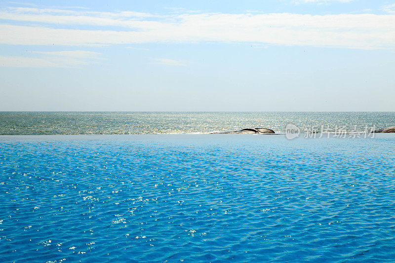 海边的蓝色游泳池
