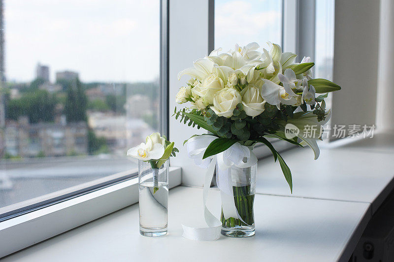 漂亮的婚礼花束放在玻璃花瓶里