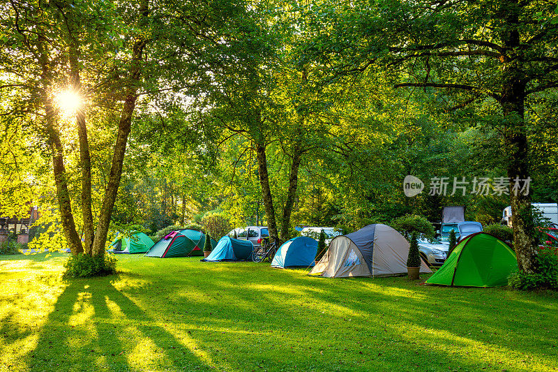 帐篷露营区，清晨，美丽自然的地方
