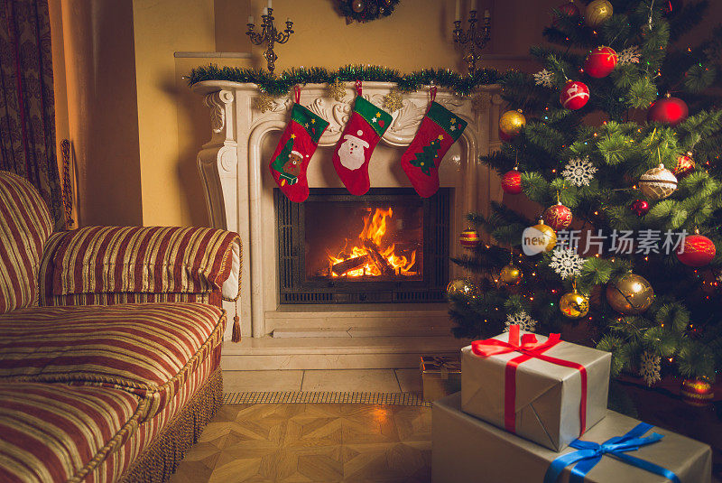 客厅里有燃烧的壁炉和装饰过的圣诞树