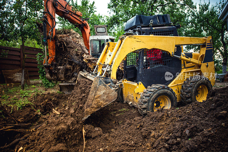 用推土机和挖掘机在家工地进行园林绿化工作