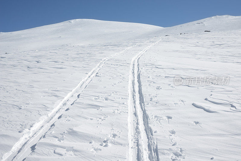 Jotunheimen国家公园高山上的滑雪道