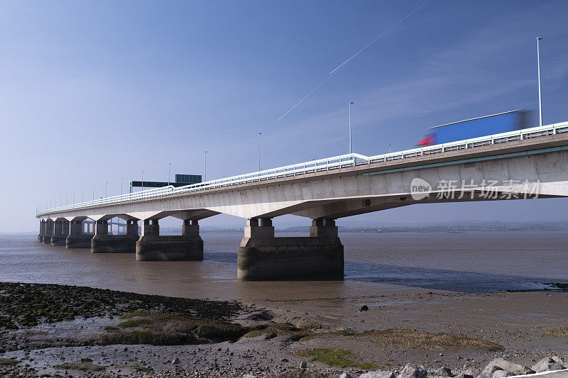 塞弗恩大桥横跨布里斯托尔海峡，卡车横冲直撞